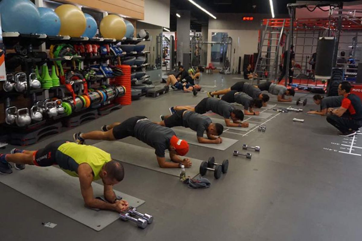 Gerakan plank jack saat sesi workout di Fitness First Indonesia Senayan City