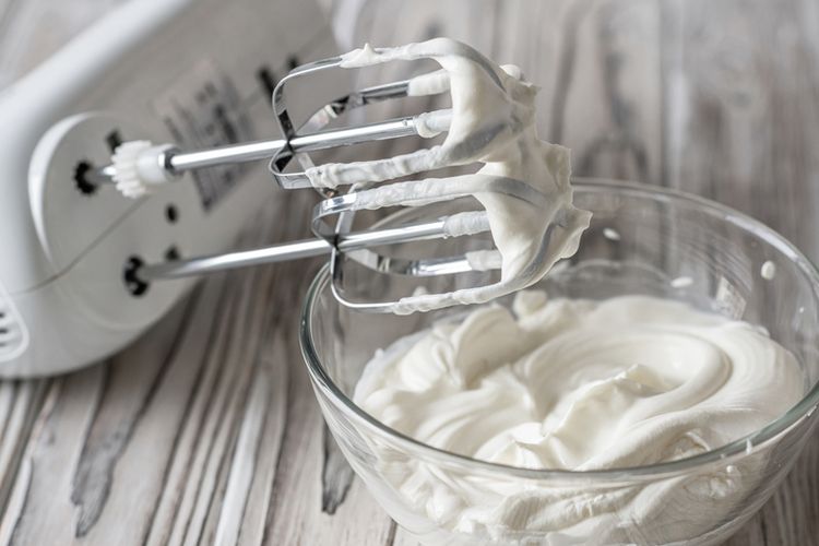 bahan pembuatan hingga aplikasi whipped cream berbeda dengan buttercream. 