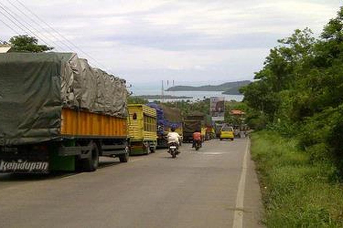 Ribuan truk yang hendak menyeberang ke Pulau Jawa antre masuk ke kawasan Pelabuhan Bakauheni, Lampung, Jumat (11/1/2013