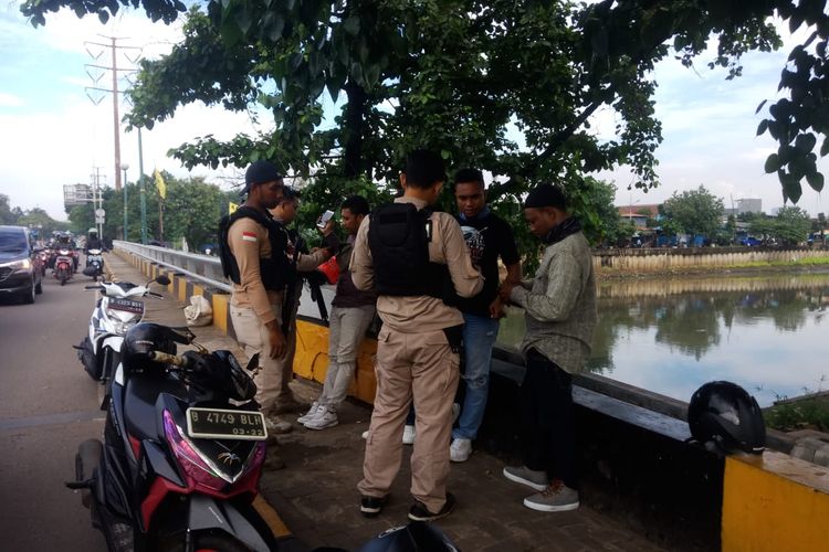 Tim Pemburu Preman menangkap 4 preman leasing yang meresahkan warga di Jalan Jembatan Gantung, Cengkareng, Jakarta Barat, Rabu (13/3/2019). 