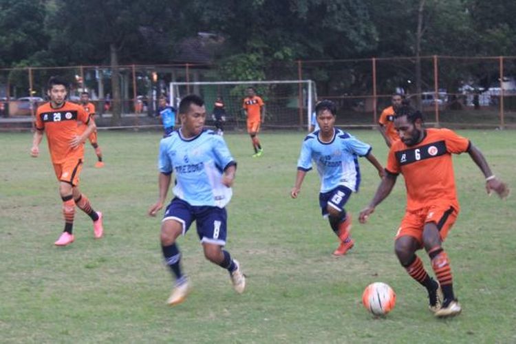 Sejumlah pemain Perseru Serui saat berebut bola dengan pemain Persema Malang dalam laga uji coba di lapangan luar Stadion Gajayana, Kota Malang, Jumat (3/3/2017)