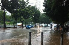 Air Tutup Jalan di Depan Atmajaya dan Plaza Semanggi