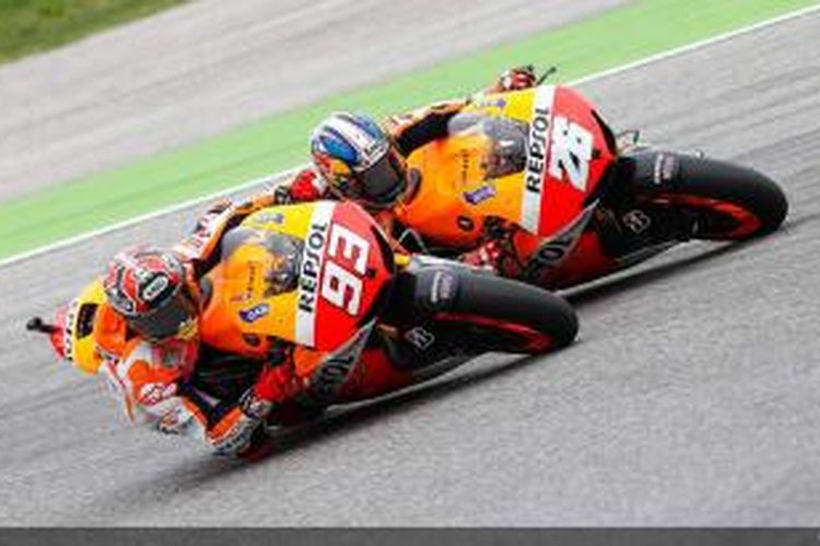 Pebalap Honda, Marc Marquez (kiri) dan Dani Pedrosa bersaing ketat pada GP San Marino yang berlangsung di Sirkuit Misano, Minggu (15/9/2013).