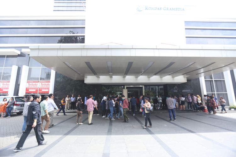 Sejumlah karyawan berlari keluar gedung usai merasakan gempa di Gedung Kompas Gramedia, Palmerah Barat, Jakarta, Selasa (23/01/2018). BMKG Menyebut gempa yang menggoyang Jakarta berpusat di Lebak Banten dengan besar 6,4 Magnitudo. Gempa tersebut tidak berpotensi tsunami.