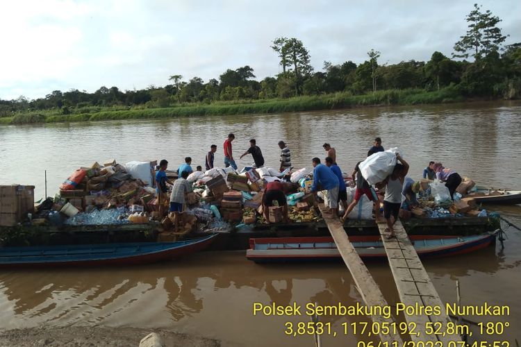 Masyarakat bersama aparat melakukan pertolongan dan evakuasi barang muatan KM Karya Baru yang karam di perairan Sembakung Nunukan Kaltara