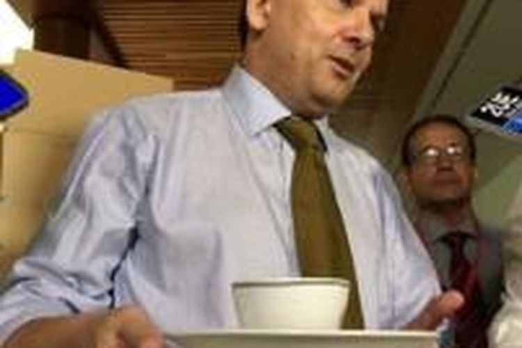 Senator Nick Xenophon menunjukkan piring yang dibelinya dari kantong sendiri untuk disumbangkan ke Parlemen Australia, Senin (10/2/2014). 