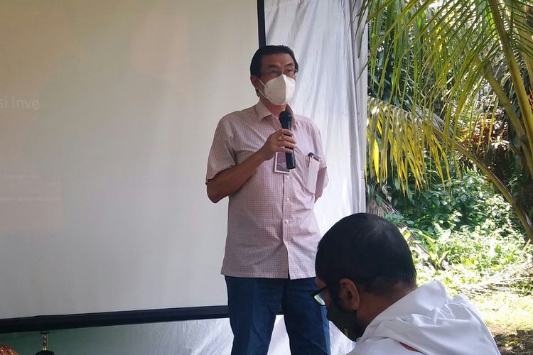 Prof. Didiek Hadjar Goenadi dalam keterangan pers di kebun Kelapa Kopyor milik Pusat Penelitian Bioteknologi dan Bioindustri, Ciomas, Bogor, Sabtu (30/10/21).