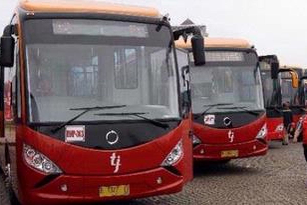 Bus Transjakarta yang baru sebanyak 102 armada diluncurkan di Monas Jakarta Pusat, Selasa (22/1/2013). Pemprov DKI Jakarta hari ini bersama lima bank meresmikan penggunaan tiket elektronik untuk Transjakarta serta juga diluncurkan 102 bus gandeng untuk koridor satu dan memperkuat koridor lainnya. Tidak hanya itu, sebanyak 40 Kopaja AC juga diperbolehkan masuk jalur bus Transjakarta. 