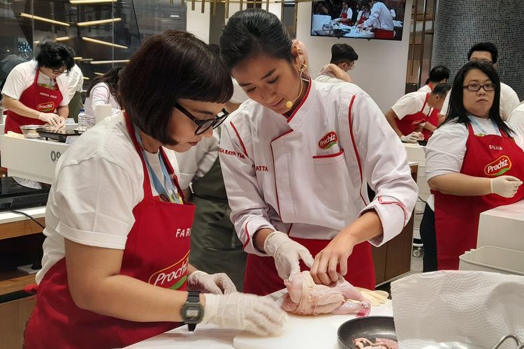 Chef Renatta Moeloek dalam acara kelas memasak bersama Prochiz di Jakarta, Rabu (15/3/2023).