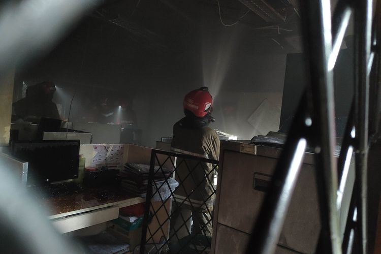 Seorang petugas pemadam kebakaran sedang memadamkan api di ruangan Kantor Badan Kepegawaian dan Pengembangan Sumber Daya Manusia (BKPSDM) Kota Bogor, Jawa Barat, yang kebakaran, Sabtu (30/12/2023).