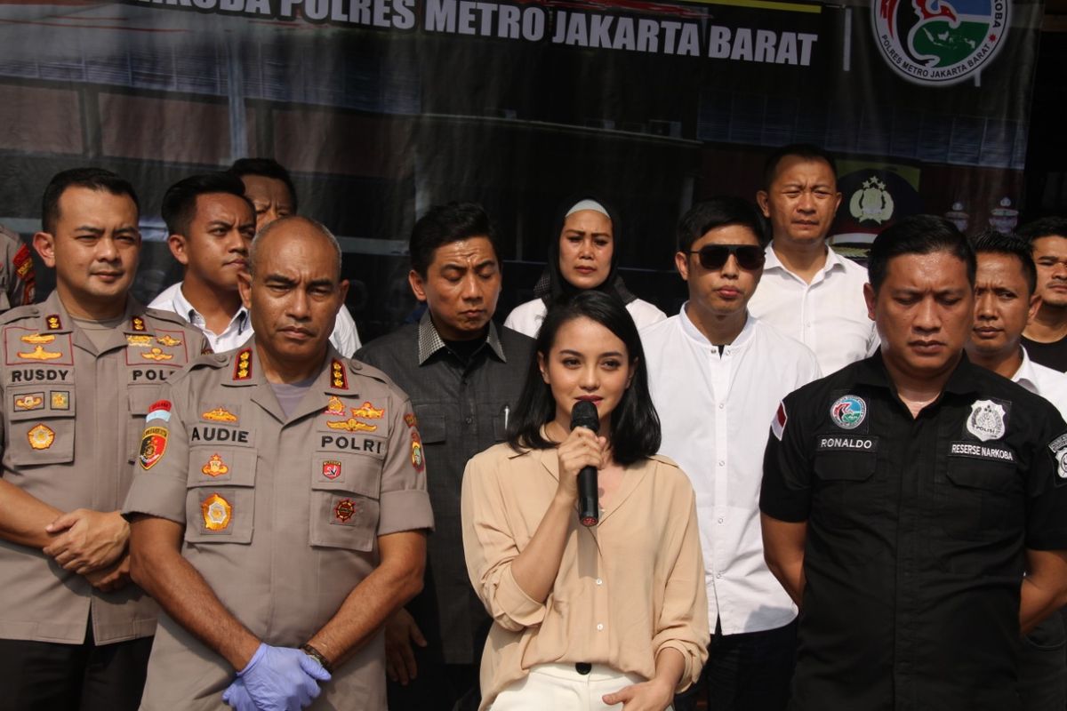 Kapolres Metro Jakarta Barat Kombes Audie S Latuheru dan artis Ririn Ekawati dalam konferensi pers  di Polres Metro Jakarta Barat, Senin (16/3/2020)