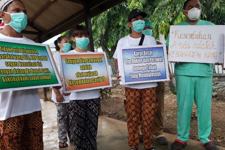 Para pasien positif corona di RSUD Jayapura yang telah dinyatakan sembuh dan akan dipulangkan, Jayapura, Papua, Senin (20/4/2020)