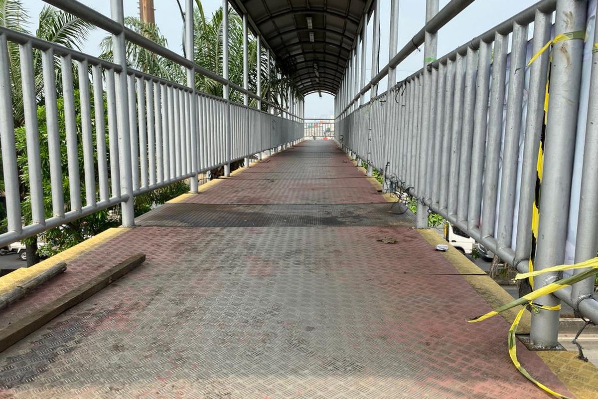 JPO di Jalan Daan Mogot, Jakarta Barat yang berlubang kini telah diperbaiki. Pantauan pada Senin (3/7/2023), jembatan itu bisa kembali diakses pengguna jalan. 