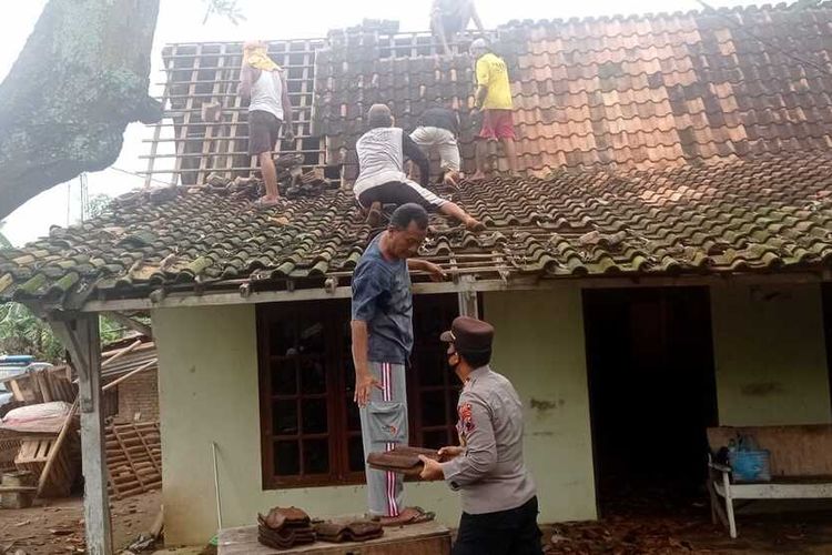 Ratusan rumah di wilayah Kecamatan Tayu, Kabupaten Pati, Jawa Tengah mengalami kerusakan setelah diterjang angin kencang, Senin (21/2/2022) siang.