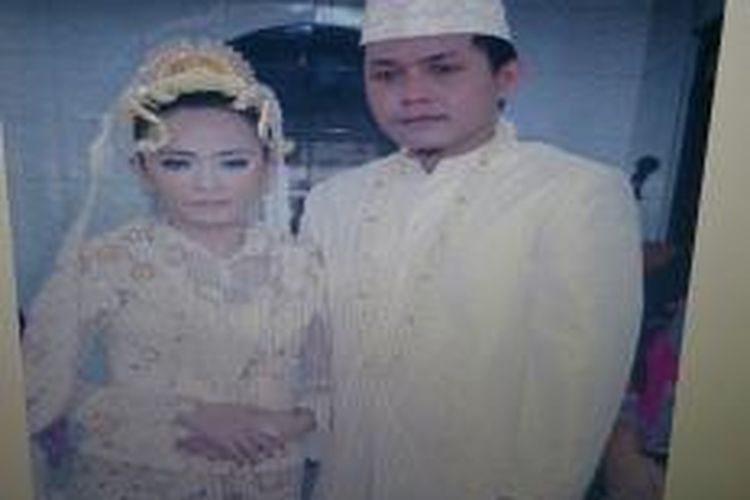 Pasangan Riza Armani dan Lisa Falentin saat menikah. Pasangan ini dan anak tunggalnya tewas saat pesawat Twin Otter milik Aviastar yang mereka tumpangi dalam perjalanan menuju Makassar jatuh di Gunung Latimojong.