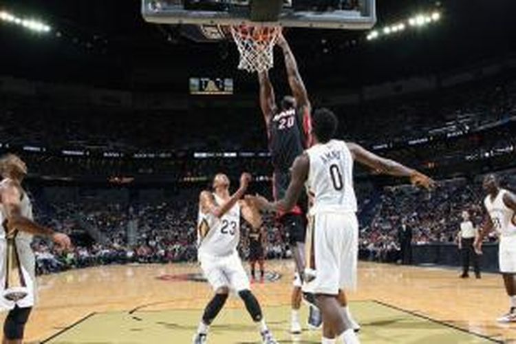 Pebasket Miami Heat, Greg Oden (20) melakukan dunk saat timnya bertemu New Orleans Pelicans pada laga pramusim NBA, Rabu (23/10/2013).