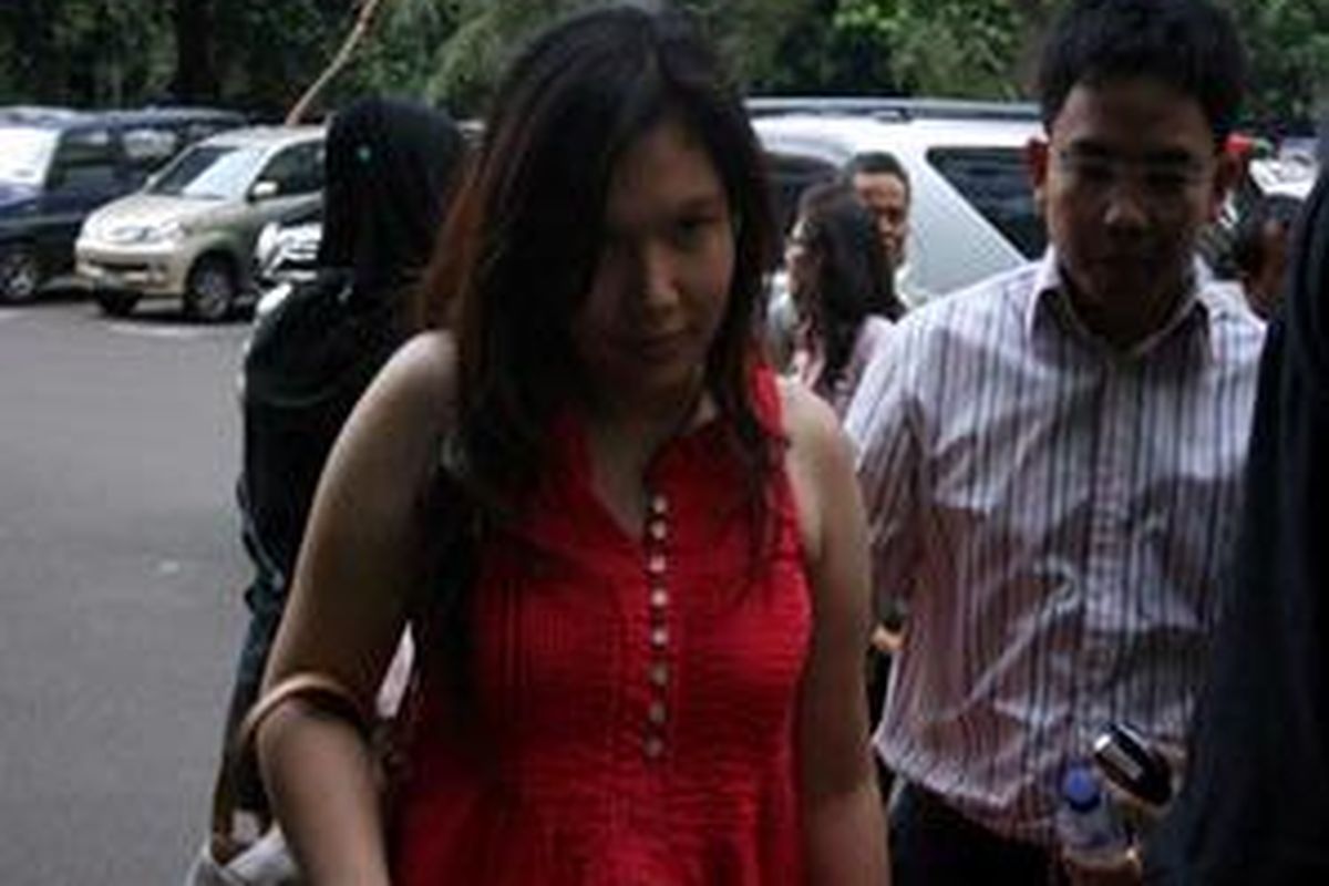 Deborah, istri Daniel Sinambela, saat mendatangi Polda Metro Jaya, Maret 2010.