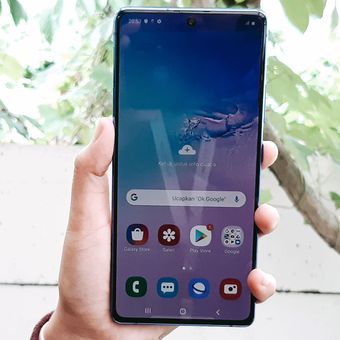 Samsung Galaxy S10 Lite mengusung desain Infintiy-O dengan kamera punch-hole yang terletak di tengah atas ponsel.