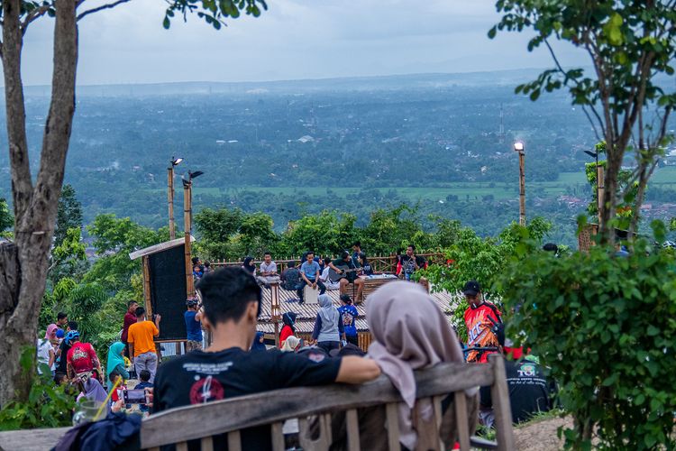 Puncak Sosok di Bantul, pilihan tempat wisata di Yogyakarta dengan pemandangan indah.