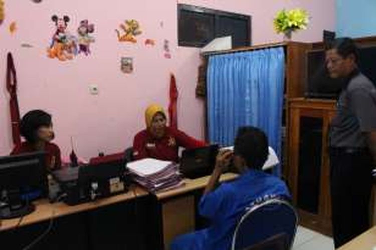 Suwito (60) tersangka pencabulan terhadap anak dibawah umur diperiksa di Unit PPA Polres Brebes, Jawa Tengah, Jumat (25/11/2016).