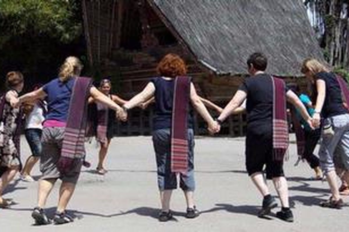 Turis asing turut menari dan mengenakan ulos dalam pementasan di Museum Hutabolon Simanindo di Kecamatan Simanindo, Kabupaten Samosir, Jumat (22/10/2010). 