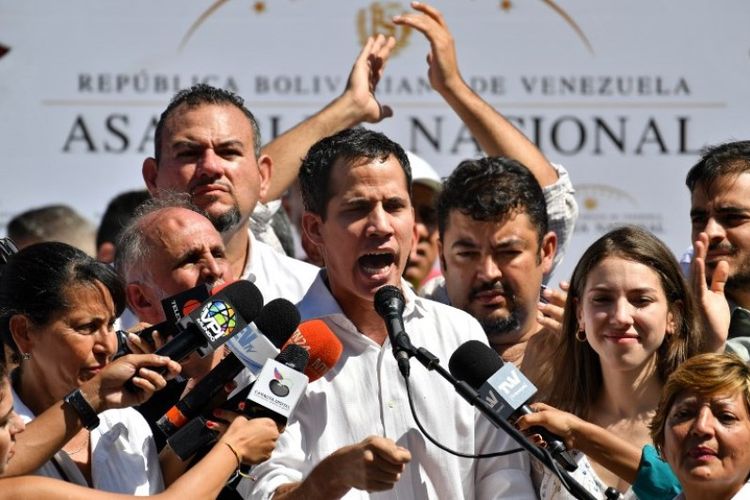 Presiden Majelis Nasional Venezuela Juan Guaido berbicara di depan kerumunan pendukung oposisi selama pertemuan terbuka di Caraballeda, Negara Bagian Vargas, Venezuela, pada Minggu (13/1/2019). (AFP/YURI CORTEZ)