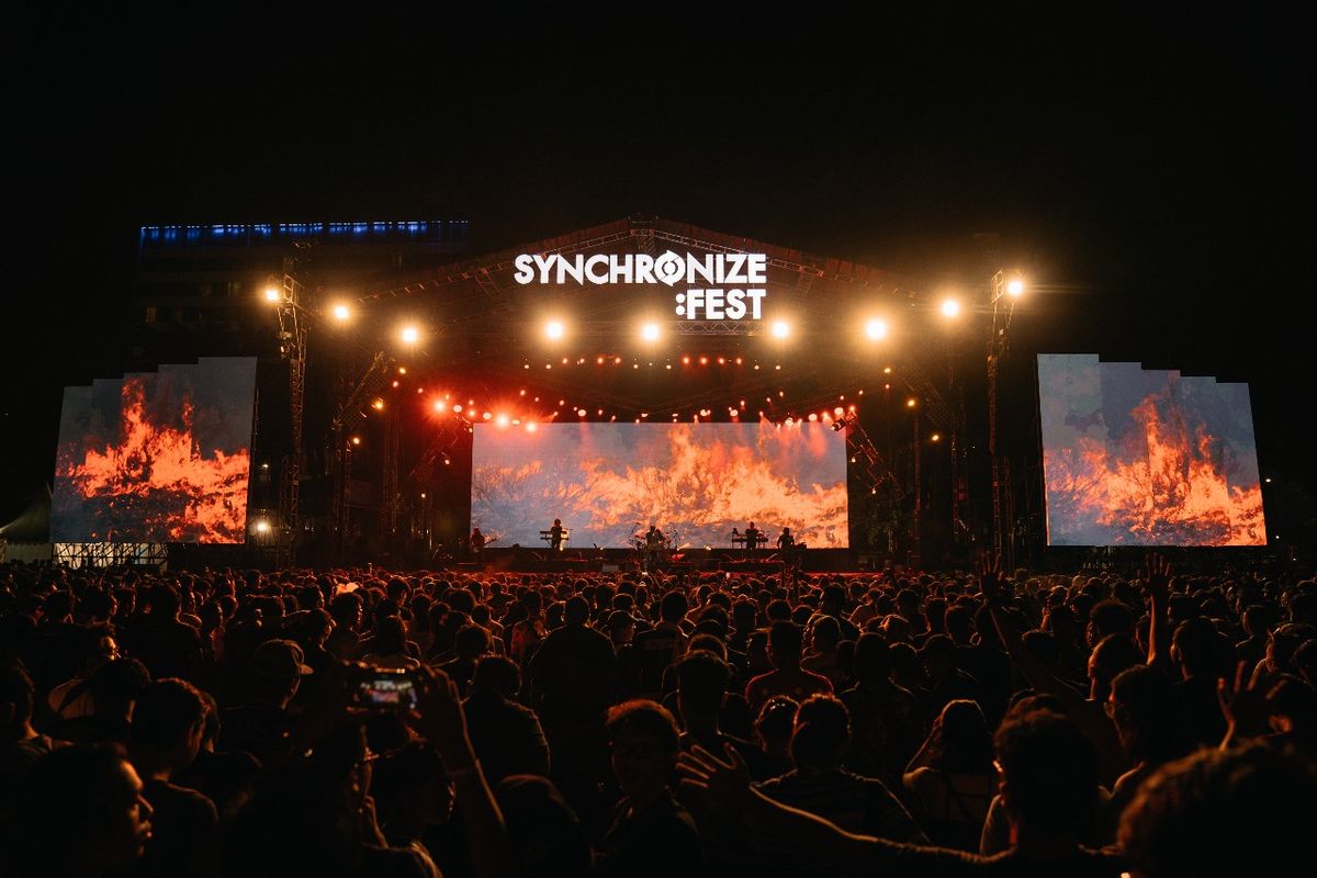 Salah satu potret tingginya animo penonton dalam festival musik Synchronize Fest yang sedang menampilkan Iwan Fals di atas panggung.