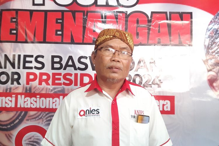 Sapto Widodo, Dewan Pimpinan Pusat (DPP) Anies Korwil Jawa Tengah ditemui setelah pelantikan pengurus DPD Anies Solo di Posko Pemenangan Anies Baswesan di Jalan Dr Radjiman Solo, Jawa Tengah, Minggu (15/1/2023).