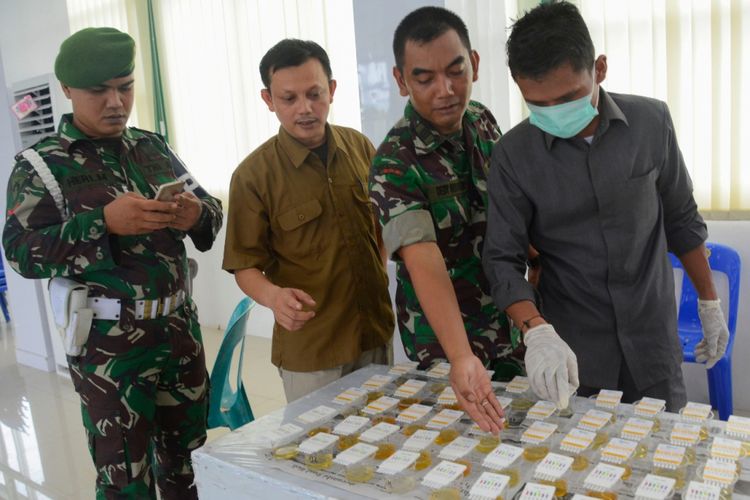 Petugas BNN Lhokseumawe memeriksa urine personil TNI di Gedung Korem 11 Lilawangsa, Kota Lhokseumawe, Kamis (28/2/2019)