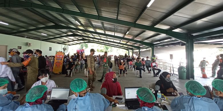 vaksinasi Covid-19 untuk anak-anak usia 12-18 tahun mulai dilakukan pemkot Yogyakarta. vaksinasi di gelar di Kebun Binatang Gembira Loka, Selasa (13/7/2021)