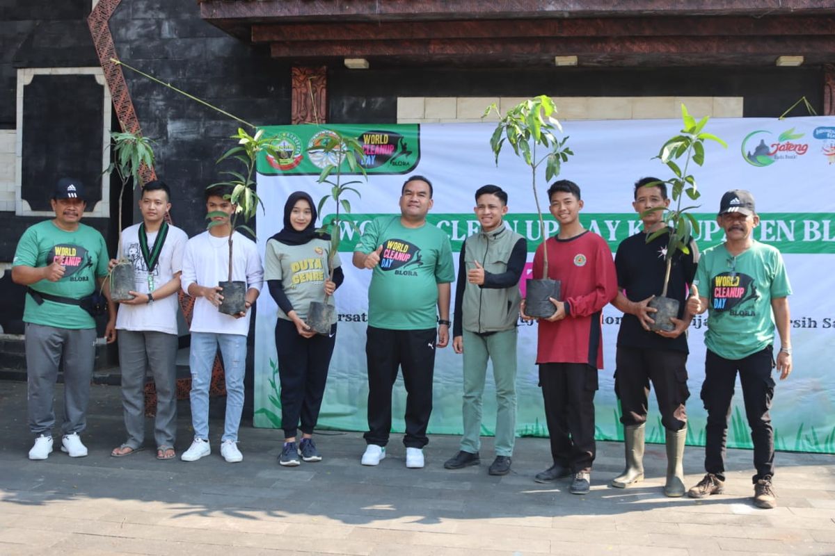 Sejumlah komunitas dan organisasi di Kabupaten Blora ikut membersihkan sampah di sekitaran Taman Budaya (TB) Tirtonadi, Minggu (17/9/2023). 