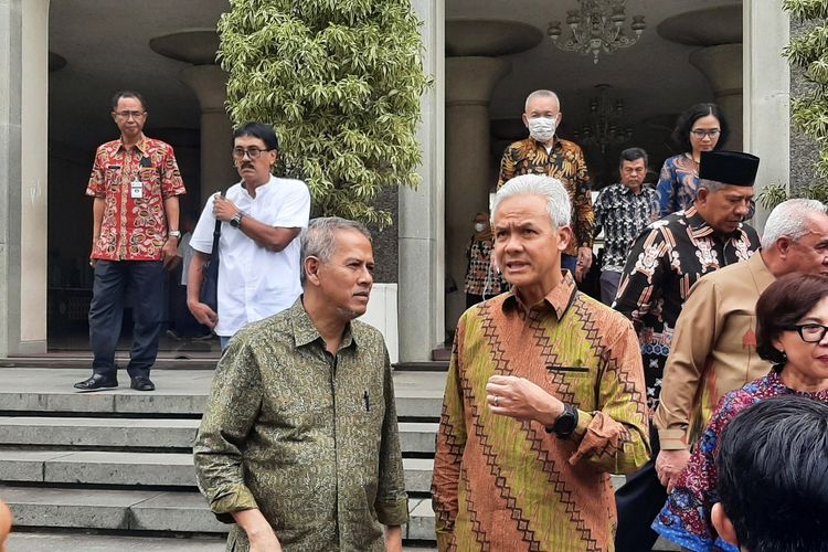 Gubernur Jawa Tengah Ganjar Pranowo saat berada di Universitas Gadjah Mada (UGM) usai penandatanganan MOU Pemerintah Provinsi Jawa Tengah dan Universitas Gadjah Mada tentang Sinergi Dalam Bidang Pendidikan, Penelitian, dan Pengabdian kepada Masyarakat.