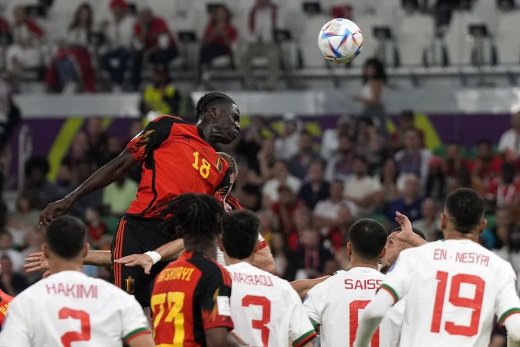 Gelandang Belgia Amadou Onana menyundul bola dalam pertandingan Grup F Piala Dunia 2020 antara Belgia vs Maroko di Stadion Al Thumama, Qatar, Minggu (27/11/2022).