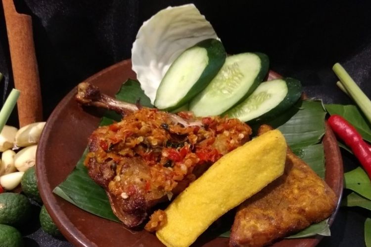 Ayam geprek dari Kafe Betawi.