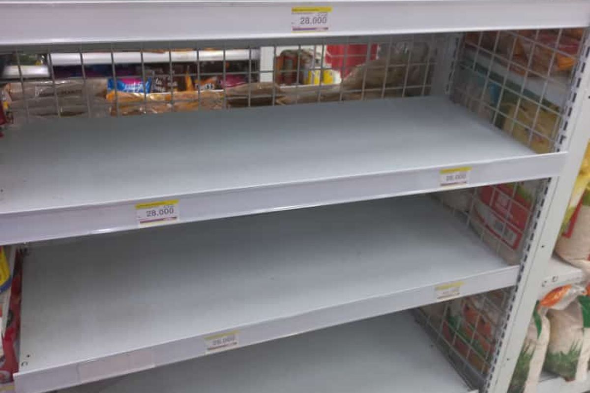 Rak minyak goreng kemasan berharga Rp 14 ribu per liter, di salah satu swalayan di Kecamatan/Kabupaten Banyuwangi, yang stoknya telah habis. Dok Iman Santoso 