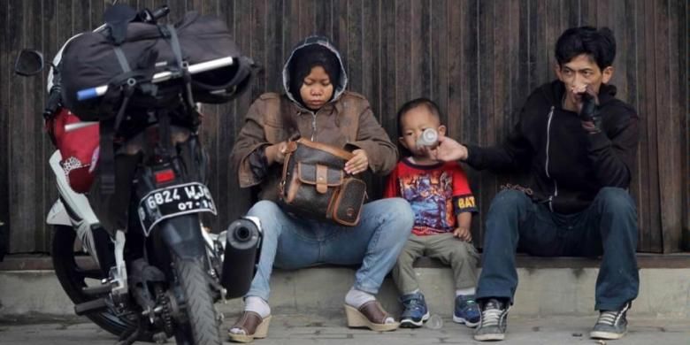 Pemudik motor istirahat di  rest area di kawasan Cibitung, Bekasi, Jawa Barat, Jumat (25/7/2014). Puncak arus mudik Lebaran diperkirakan terjadi antara Jumat dan Sabtu ini. 