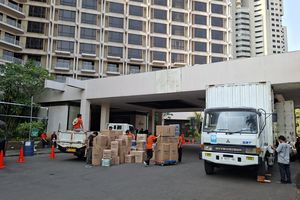 Pengosongan Hotel Sultan Masih Lanjut, Sofa hingga Rak Besi Diangkut ke dalam Truk
