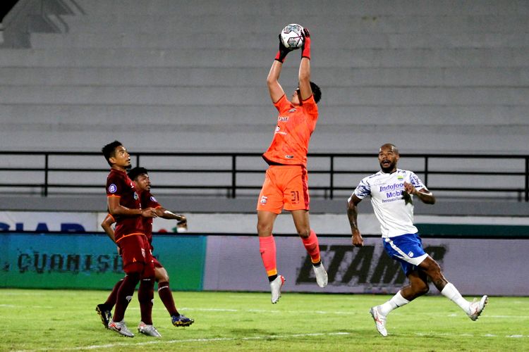 Aksi kiper Borneo FC, Gianluca Pandeynuwu, menangkap bola yang mengarah kepada penyerang Persib, David da Silva, dalam laga Liga 1 2021-2022 di Stadion Kapten I Wayan Dipta, Bali, 18 Januari 2022. 