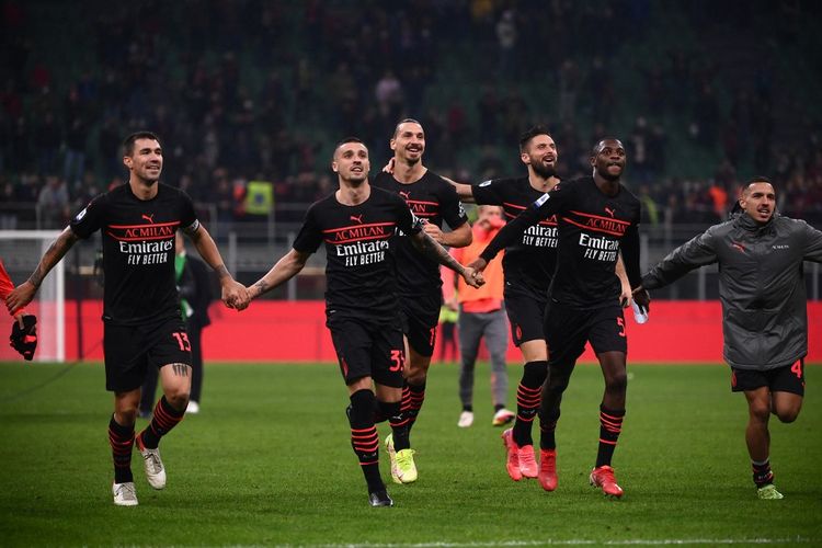 Para pemain AC Milan merayakan kemenangan 3-2 atas Verona pada pekan ke-8 Liga Italia 2021-2022 di Stadion San Siro, Minggu (17/10/2021) dini hari WIB. 