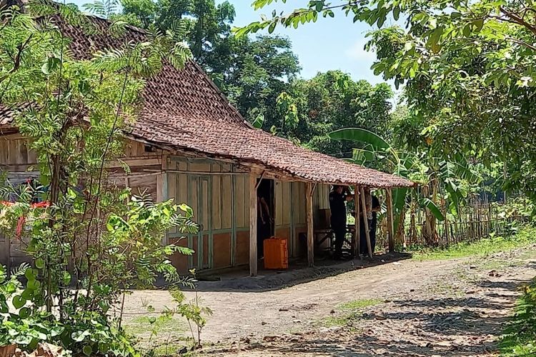 Rumah terduga teroris SL di desa Semen, Kecamatan Pitu, Kabupaten Ngawi. Densus 88 mengamankan SL di jalan desa setempat Sabtu pagi sekitar pulu 07:00 WIBN usai mengantar anaknya sekolah.