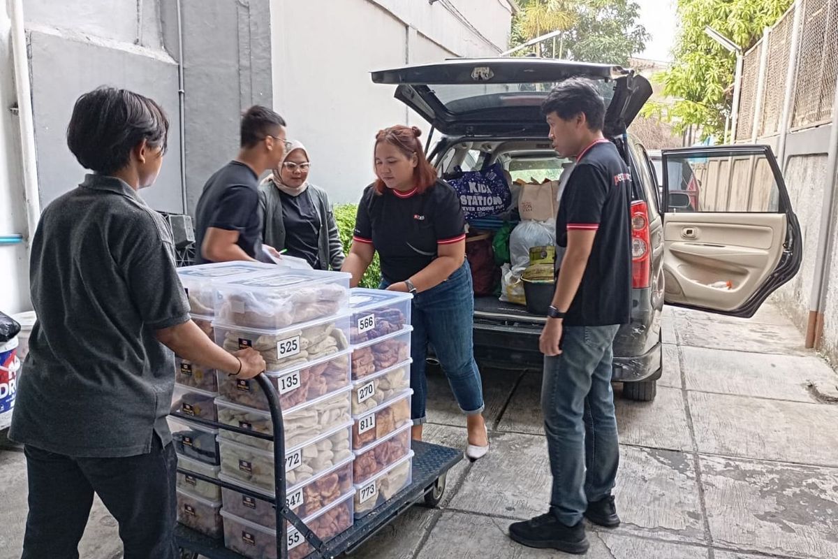 Program Food Rescue Warrior yang digagas Bank DBS Indonesia dan FoodCycle menyalurkan ratusan ribu makanan ke masyarakat rentan.  