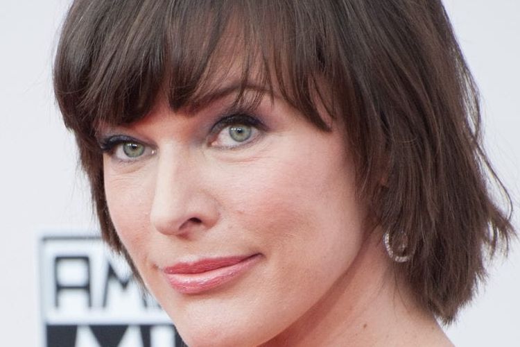 Model rambut pendek wanita shaggy pendek.