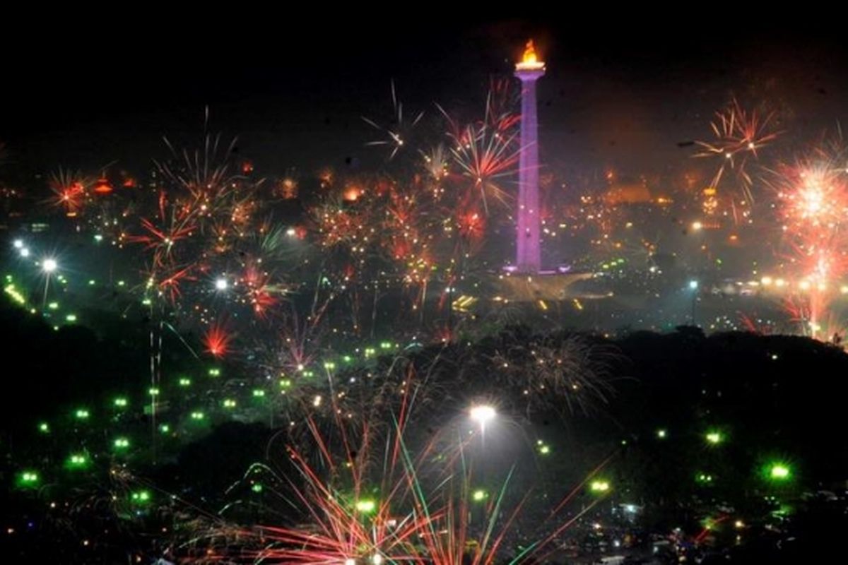 Pesta kembang api di kawasan Monumen Nasional (Monas), Jakarta, Selasa (1/1/2012), saat menyambut tahun baru 2013. KOMPAS/HENDRA A SETYAWAN