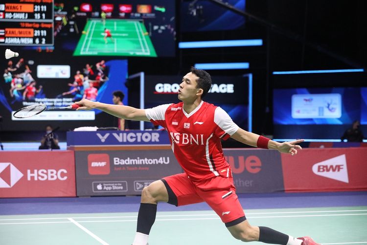 Jonatan Christie saat bertanding melawan wakil Singapura pada laga perdana Grup A Piala Thomas 2022 di Impact Arena, Bangkok, Thailand, Minggu (8/5/2022). 