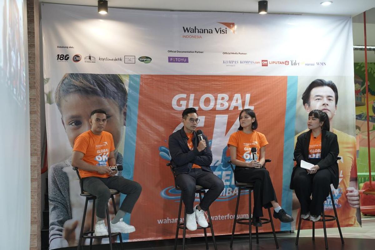 Head of Social Impact & Sustainability Wahana Visi Indonesia (WVI) Franky Banfatin (paling kiri), Rino Soedarjo, dan Tara Dermawan dalam konferensi pers 6K - Water For Sumba di Jakarta, Selasa (9/5/2023).