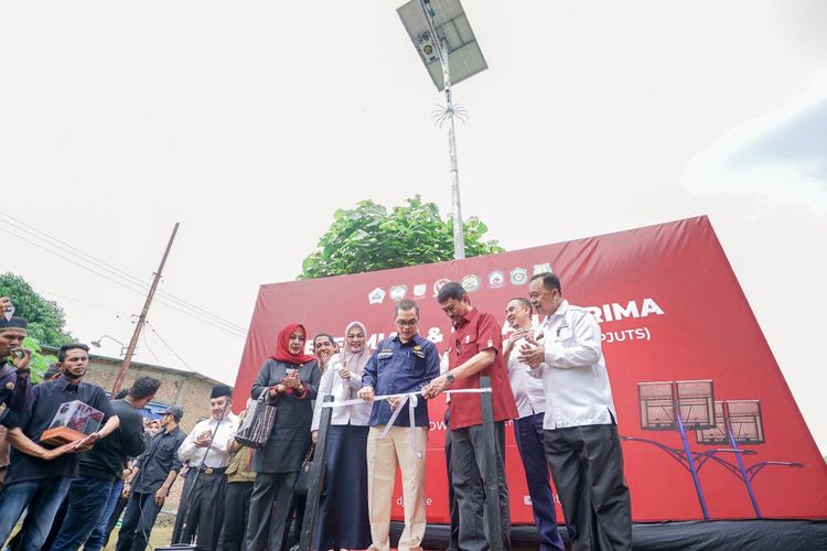 Acara penyerahan Penerangan Jalan Umum Tenaga Surya (PJUTS) dari Ditjen EBTKE keapda masyarakat Sulsel secara simbolis di Desa Julubori, Kecamatan Pallangga, Kabupaten Gowa, Rabu (9/11/2022).
