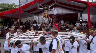 Siswa SD Meriahkan Pawai Ogoh-ogoh di Blitar, Panitia: Semangat Toleransinya Luar Biasa