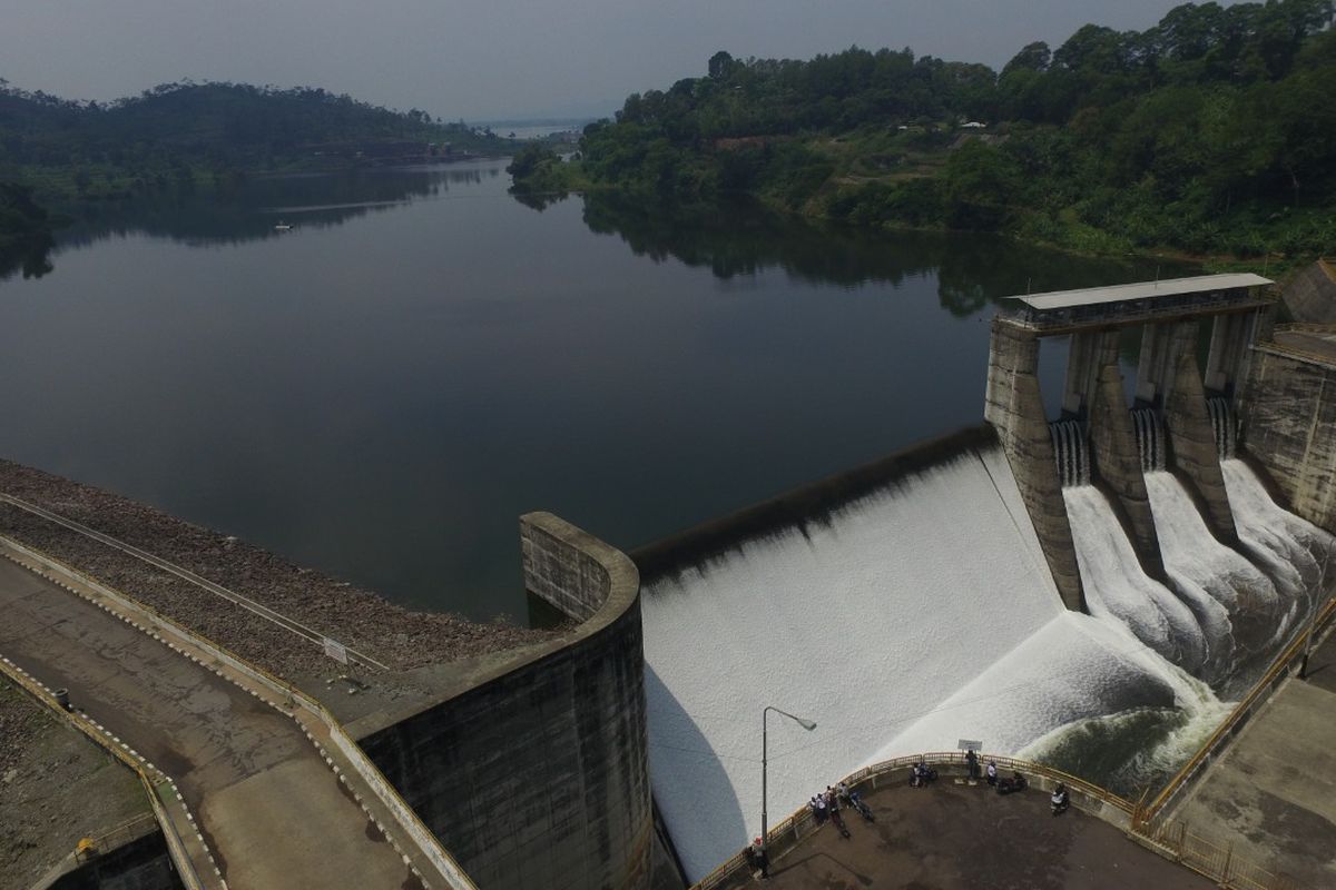 Suasana PLTA Saguling. PLTA yang berada di Kabupaten Bandung Barat (KBB) ini berkontribusi sebesar 2,5 persen dari sistem Jawa-Bali yang memiliki total kapasitas 27.700 MW.
