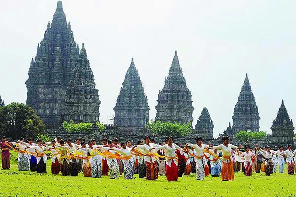 Sebanyak 150 penari membawakan tari rejang dewa pada perayaan Nyepi di Pelataran Candi Prambanan, Yogyakarta, Sabtu (21/3). Selain menari, ada kegiatan seni lain, seperti melukis, bermain gamelan, dan membaca puisi. 