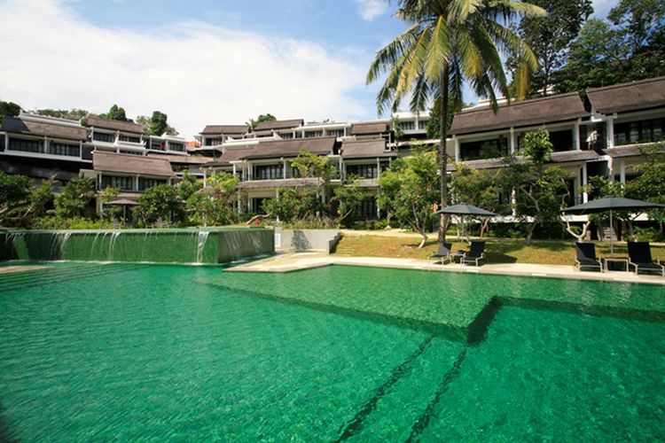 Suasana kolam renang dan penginapan di Turi Beach Resort, Nongsa, Batam